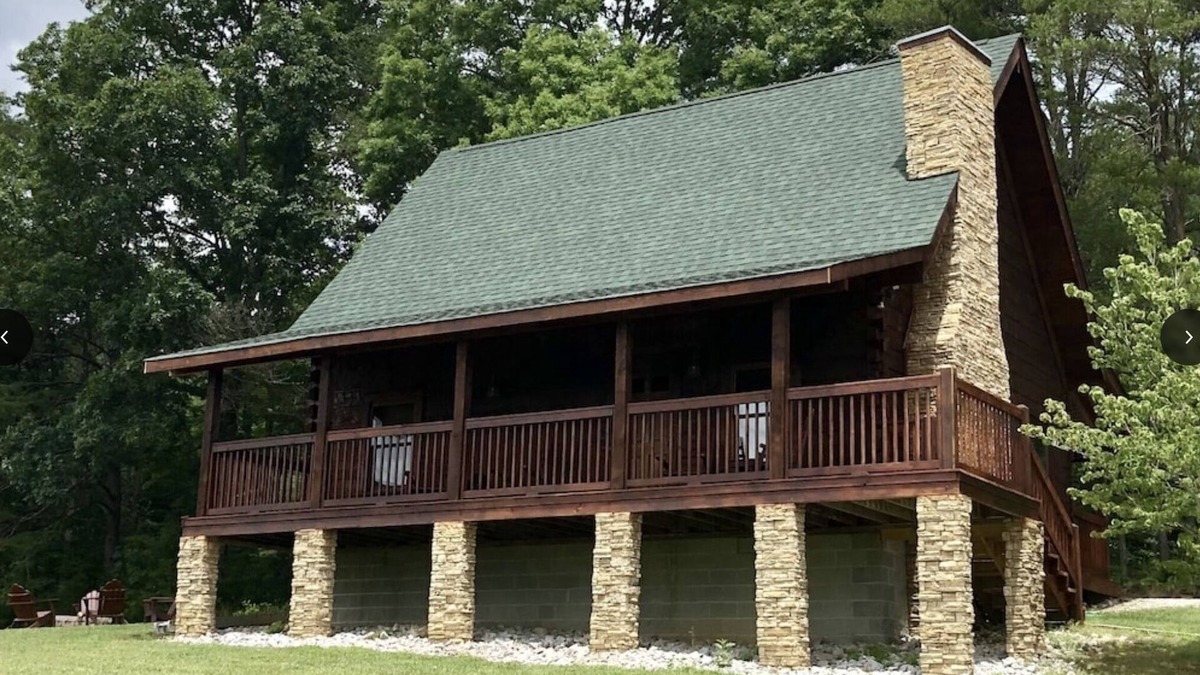 Spencer Cabin | Snuggle up in our 2/2 cozy cabin w/hot tub. The perfect Fall getaway! n
