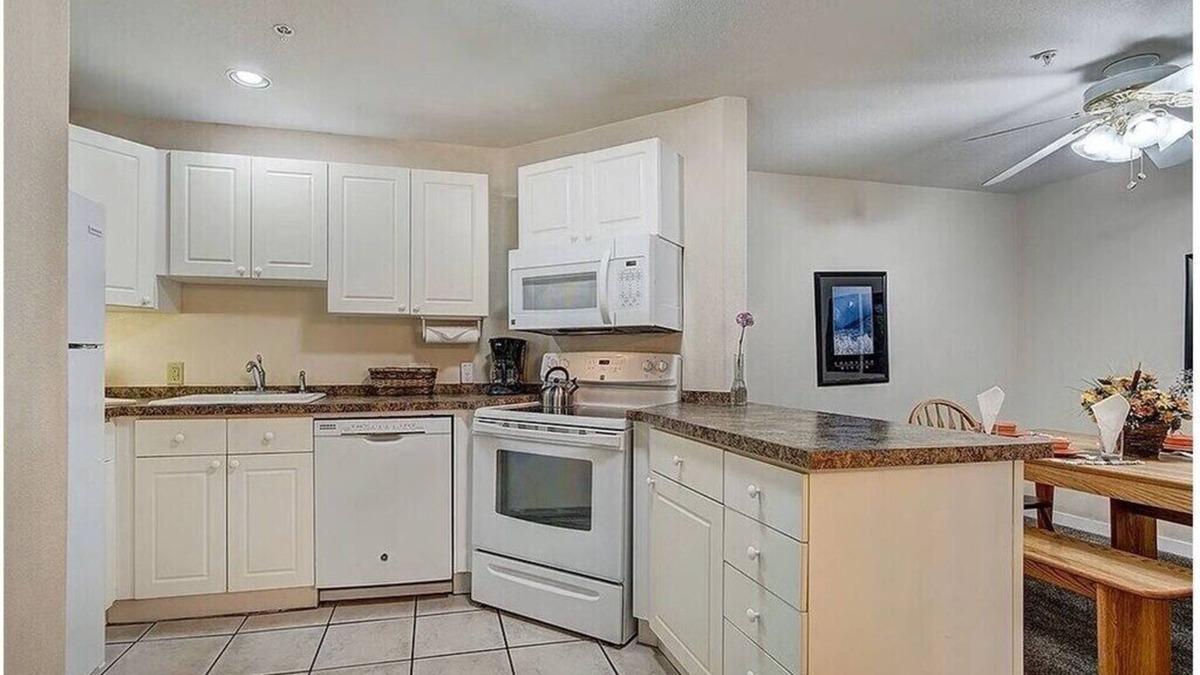 Summit Cove Condo | So close to Keystone, A-Basin, Copper, and Breckenridge with hot tub - sleeps 6!