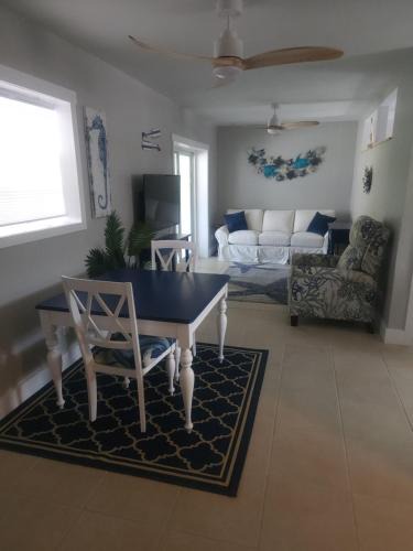 Truckland House | So Coastal! Pet friendly and free early check in!