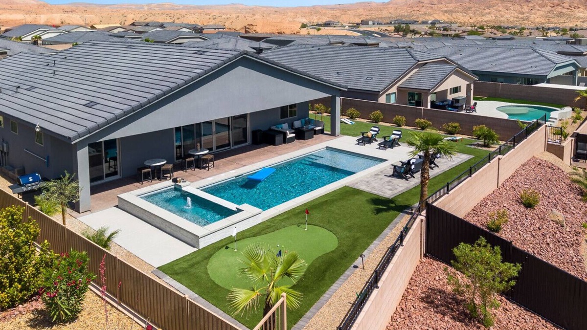 Mesquite Apartment | Soak and Swim Mountain Views by J and Amy 992400