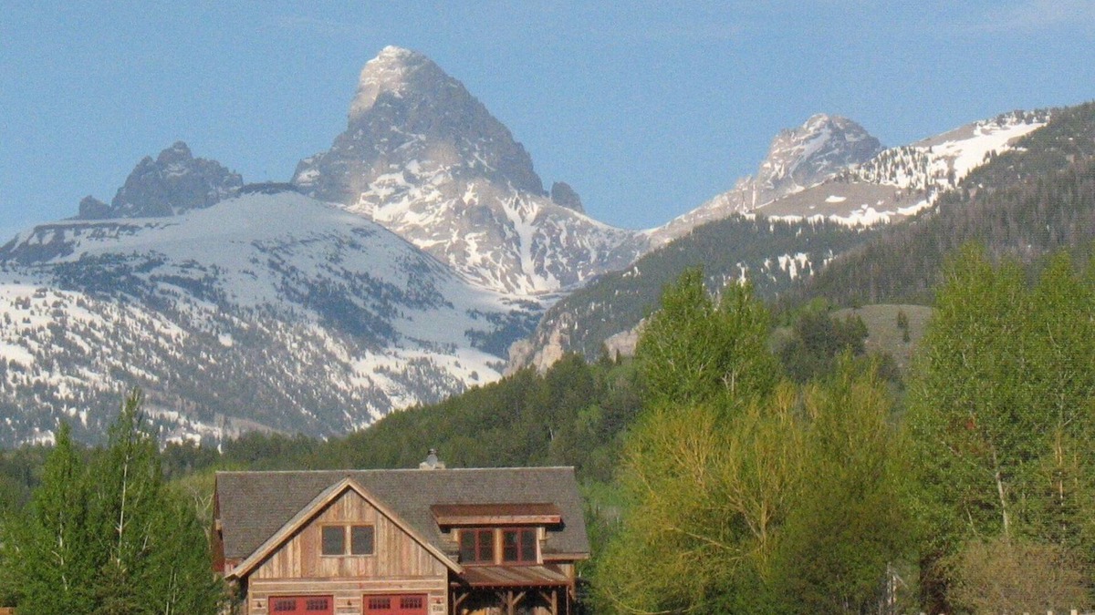 Alta House | Soak in the Hot Tub, Relax by the Fireplace, or X-C Ski from the Back Door
