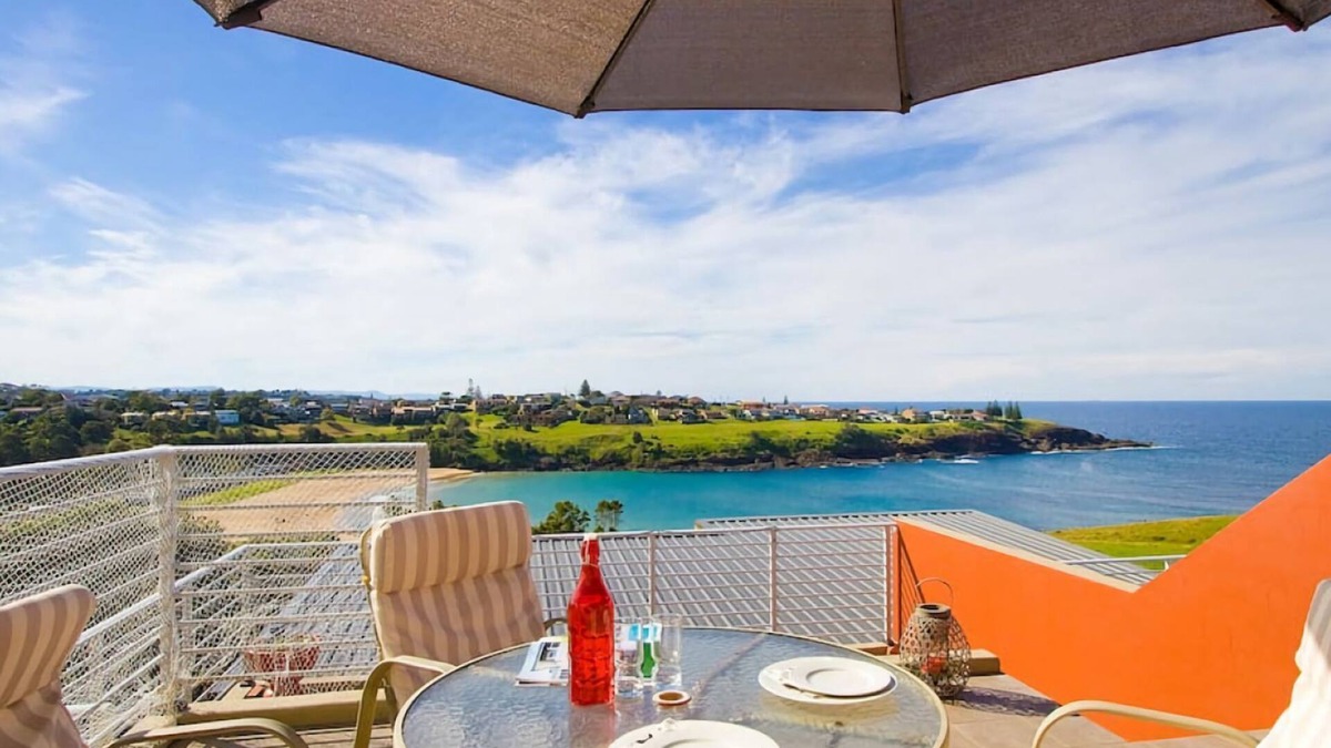Kiama Heights House | Soak in the stunning water views from the balcony