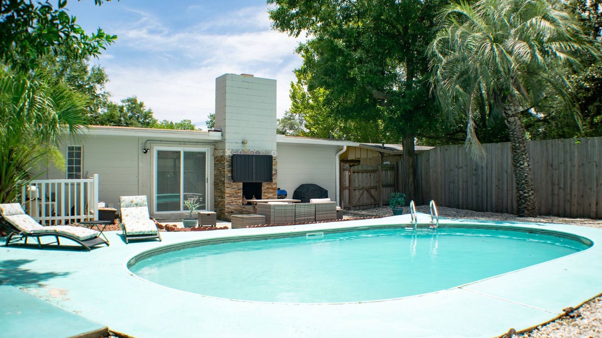 Orange Park House | Soak, swim, and unwind in your private oasis