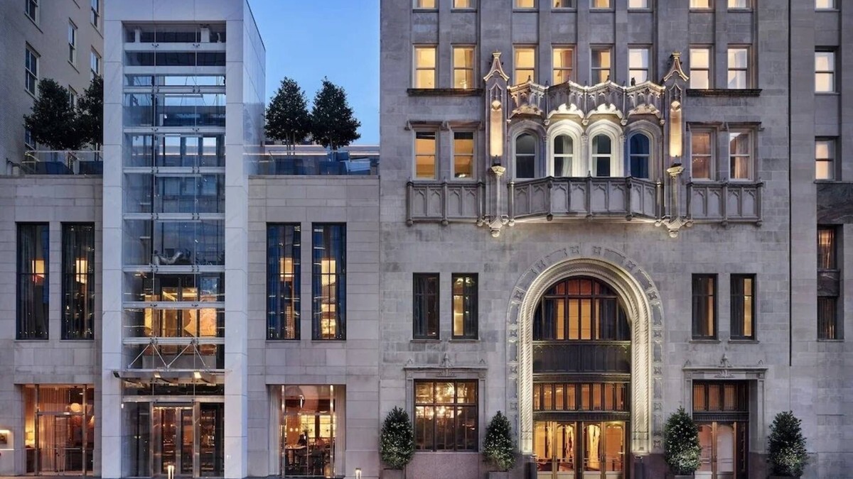 Downtown Dallas Hotel | Soaring Ceilings and Floor-to-Ceiling Views in a Modern Loft Retreat