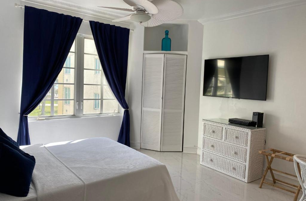 Flamingo/Lummus Apartment | SOBE OCEAN VIEW OCEAN DR charming studio -316