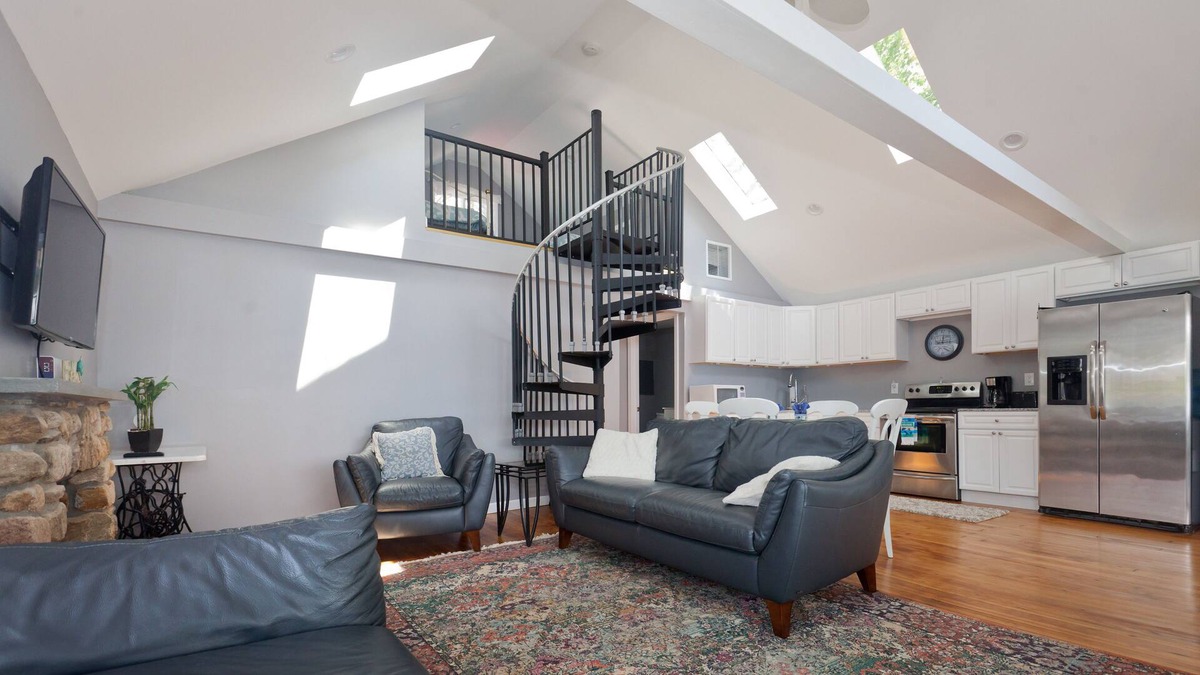 Montville Cottage | Social Distancing Escape on Oxoboxo Lake! Waterfront!!