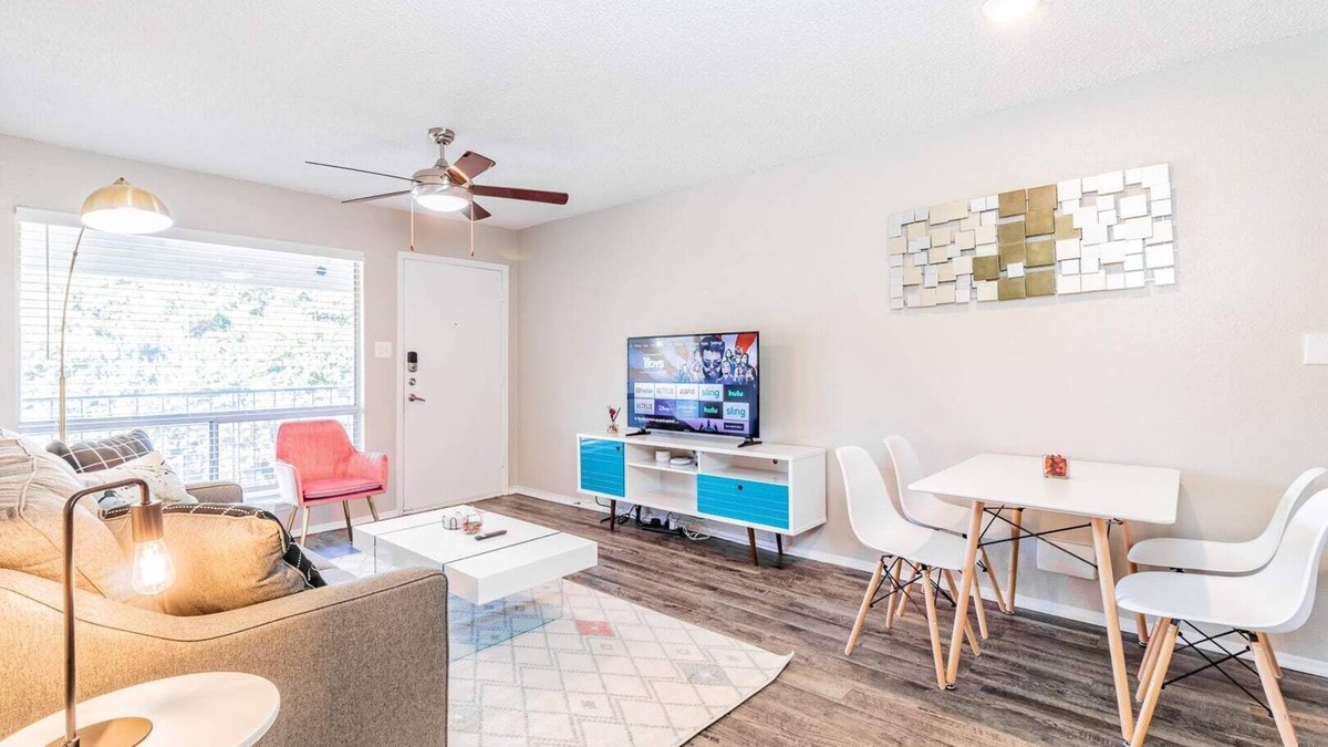 Dawson Apartment | SoCo 1BR suite w pool, king bed, close to Downtown