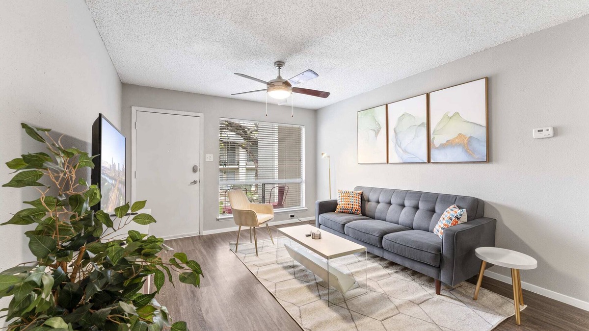 Pleasant Valley Apartment | SoCo 2BR corner suite, king bed, fast WiFi
