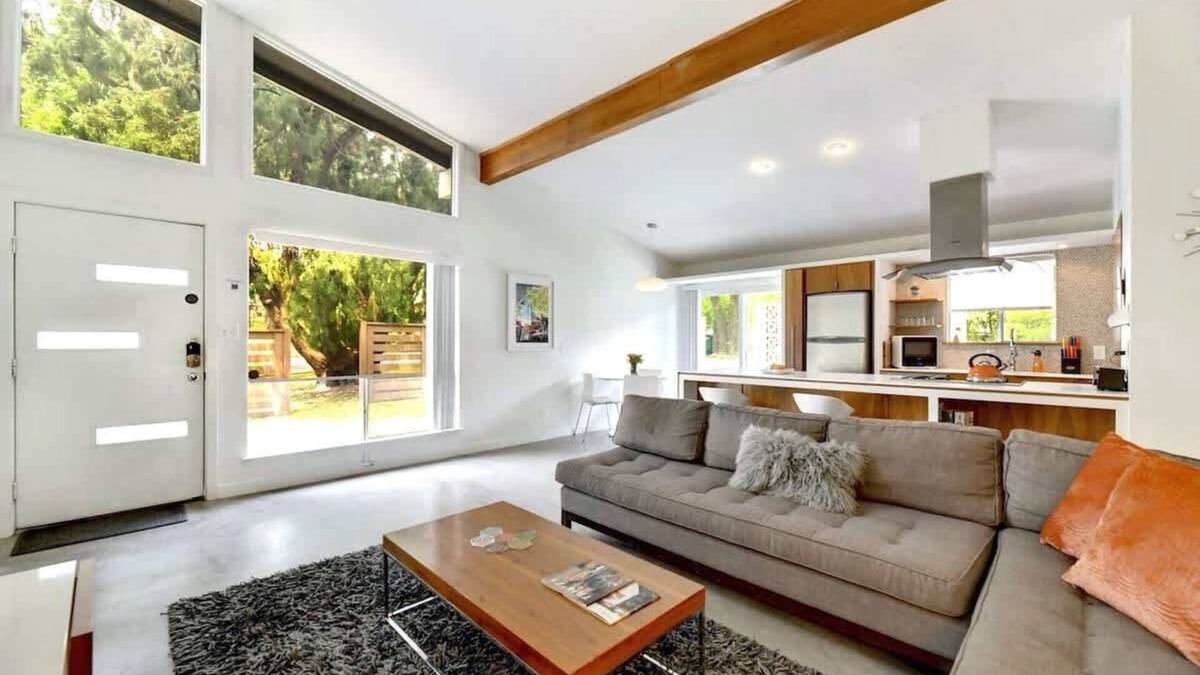 South River City House | SoCo Getaway | Mid-Century Style & Pet-Friendly