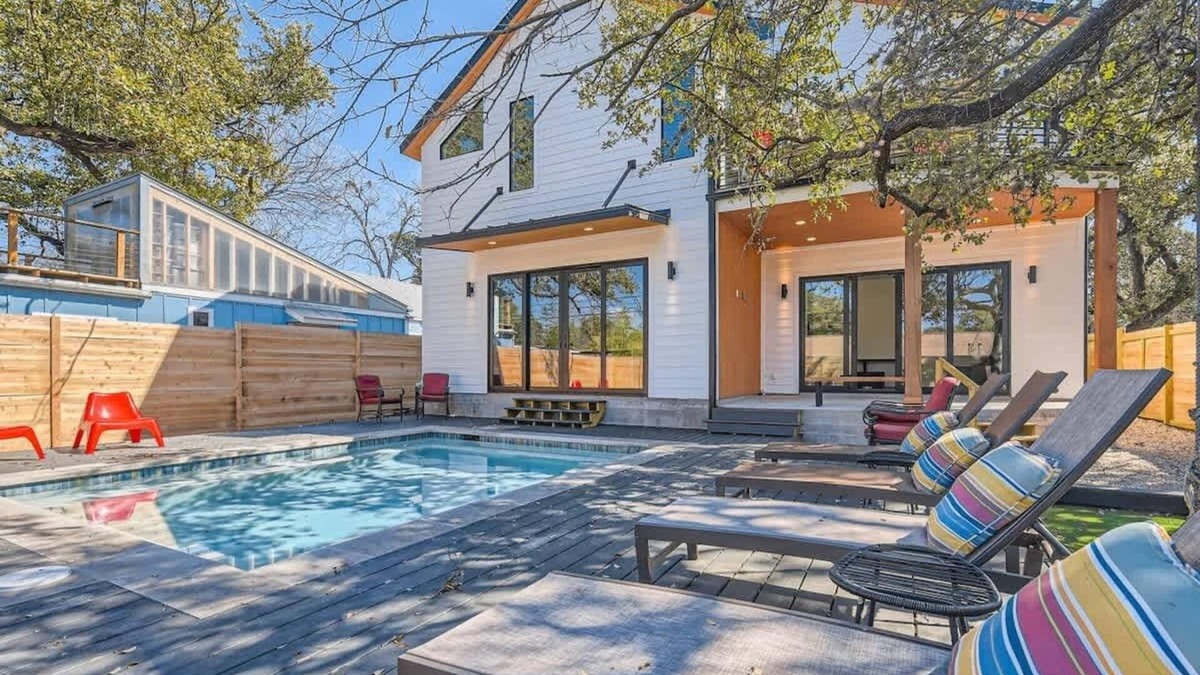 South Congress House | SOCO Modern New 5BR. Pool. 1 Block from Everything