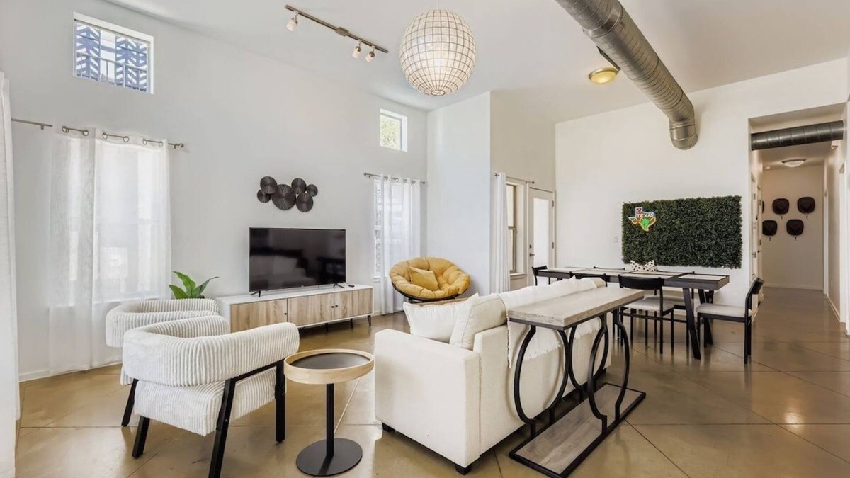 South Lamar House | SoCo Retreat | Escape for 6 | EV Charger Available