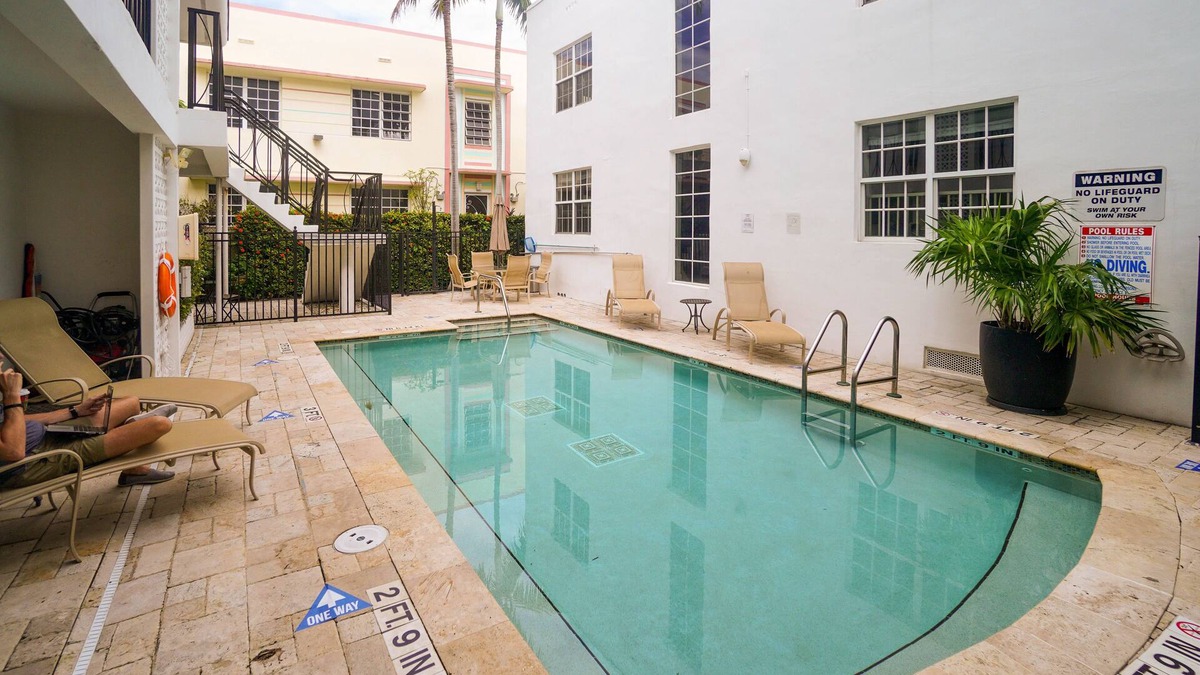South Pointe Condo | SOFI Easy Walk to Beach, Grill, Pool & More!