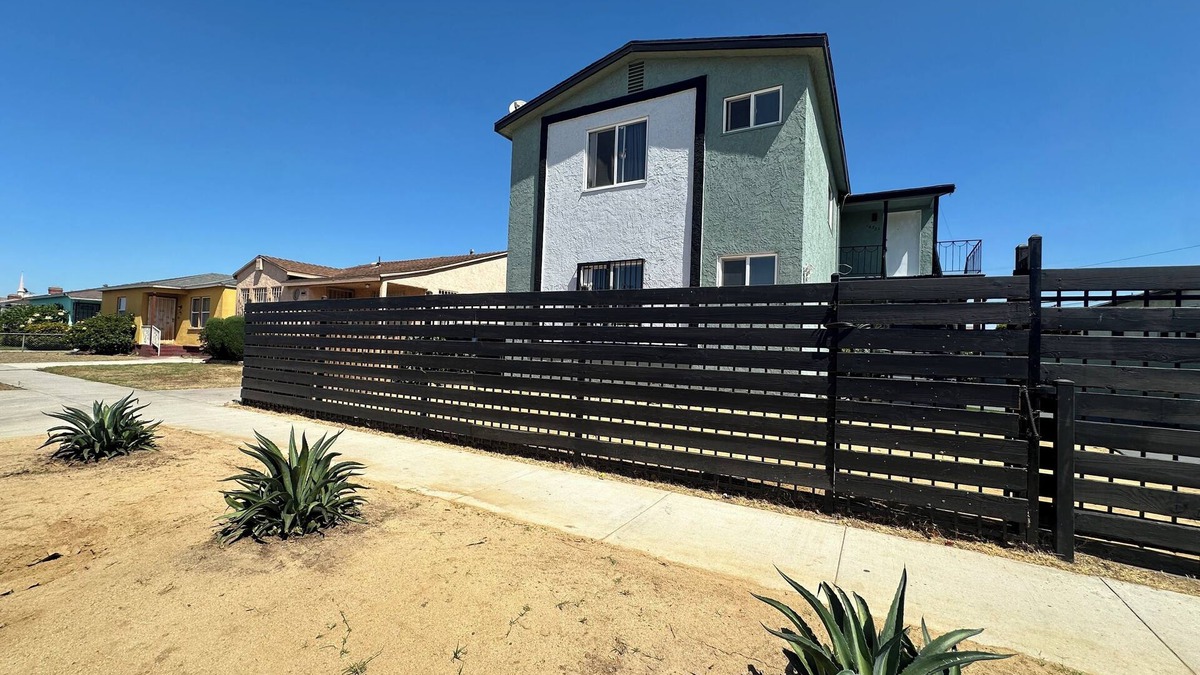 Los Angeles Apartment | Sofi Kia forum , intuit , One bedroom home Los Angeles upstairs left