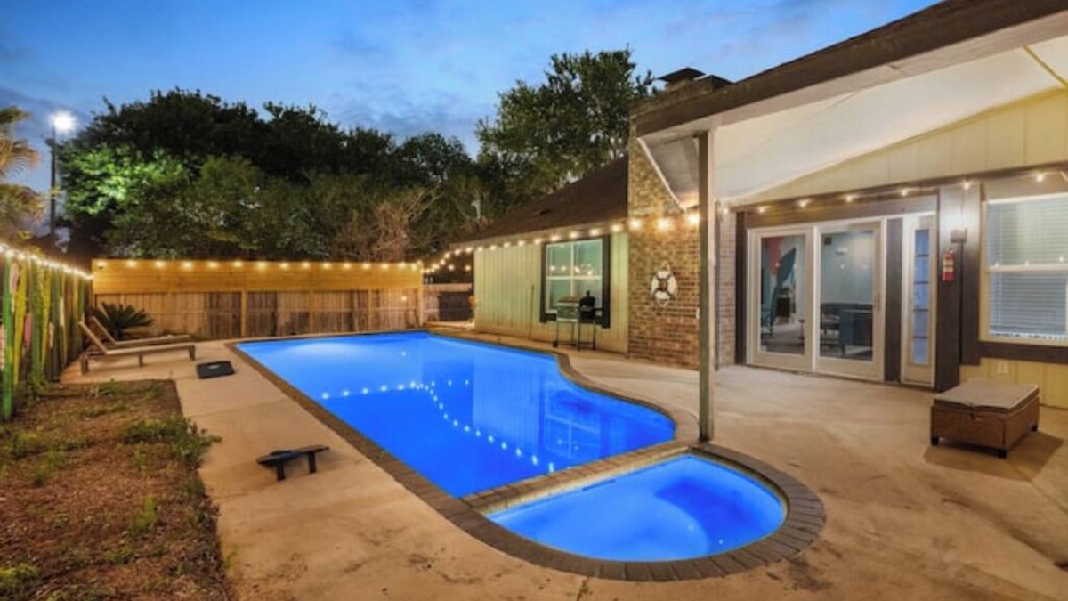 Clodine House | SoHo Retreat-5BRS home-Pool Patio Deck-Houston