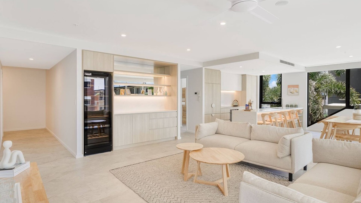 Coolangatta Apartment | Sol Apartments Unit 602 - Modern 3 Bedroom Apartment Close to the Beach in Coolangatta - Free Wi-Fi