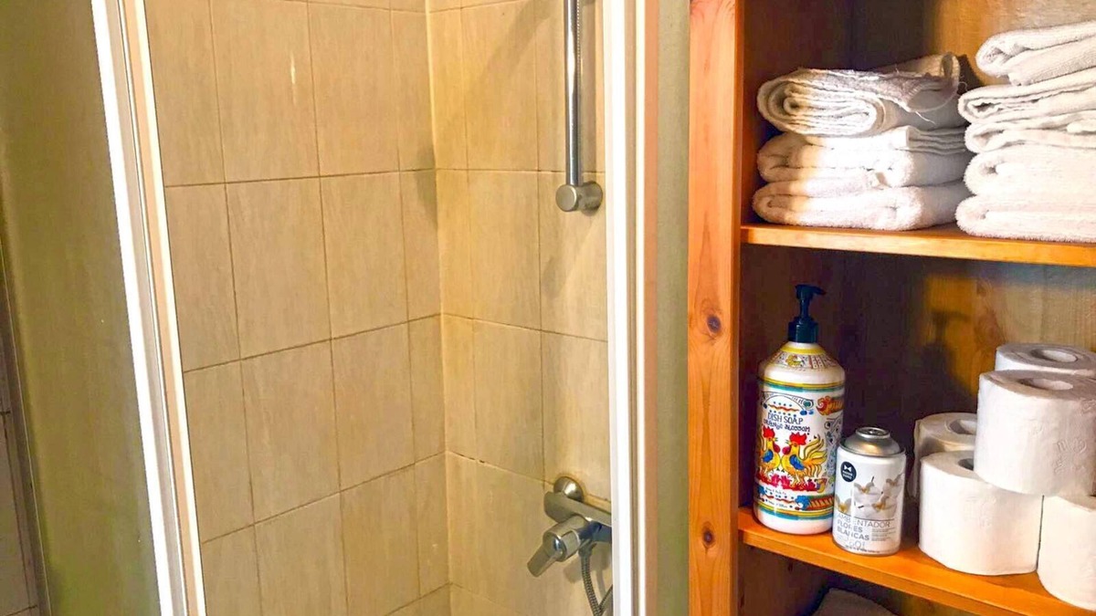 Centro Apartment | SOL MONTERA, CARLOS V APARTMENTS -GRAN VIA - PARKING -FREE WIFI - AIR CON.