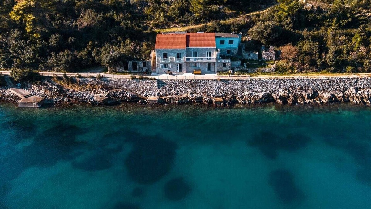 Babina House | Solar House Babina 1 - Four bedroom Holiday Home with Balcony and Sea View