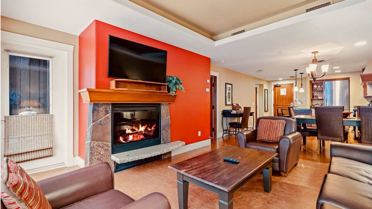 Canmore Condo | Solara Luxury King & Queen beds, 2 bathrooms, Pool/Hot Tub, Parking