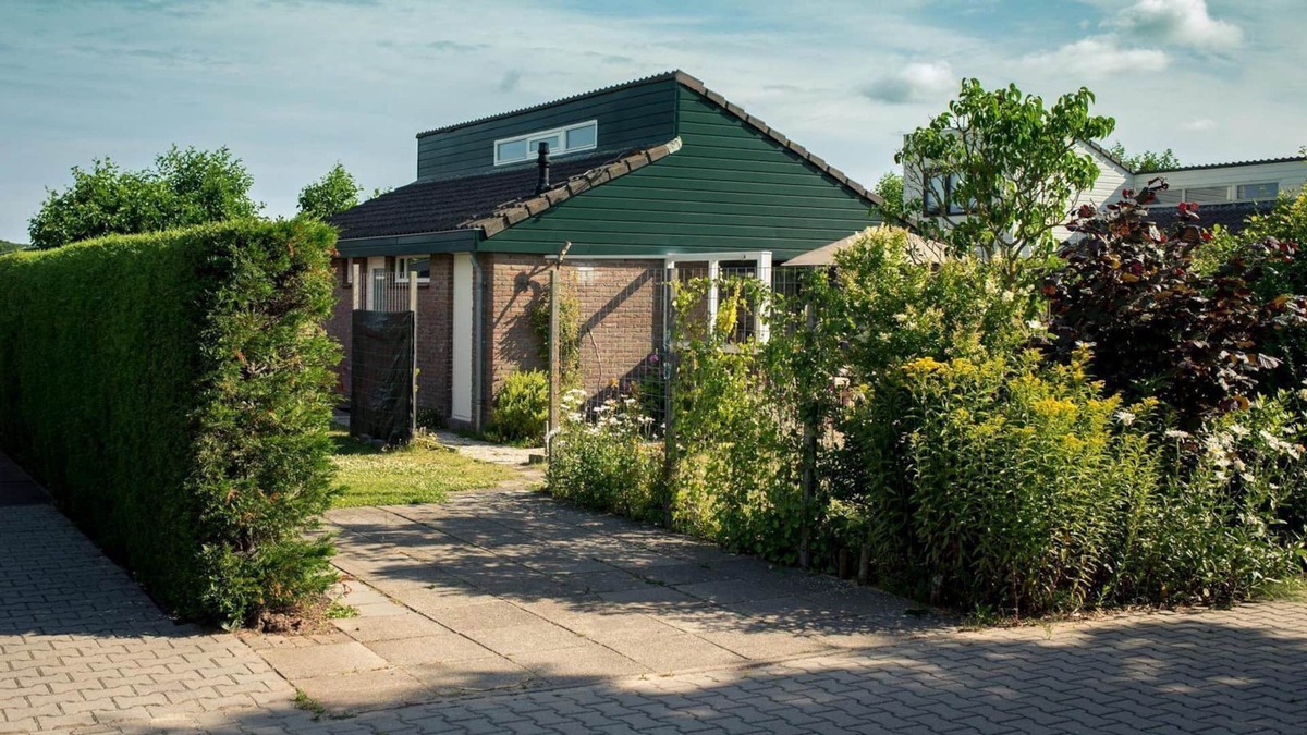 Egmond aan den Hoef Apartment | 'Solaris' is a ground floor detached holiday bungalow on a small and quiet park called 'De Zandschuyt'.