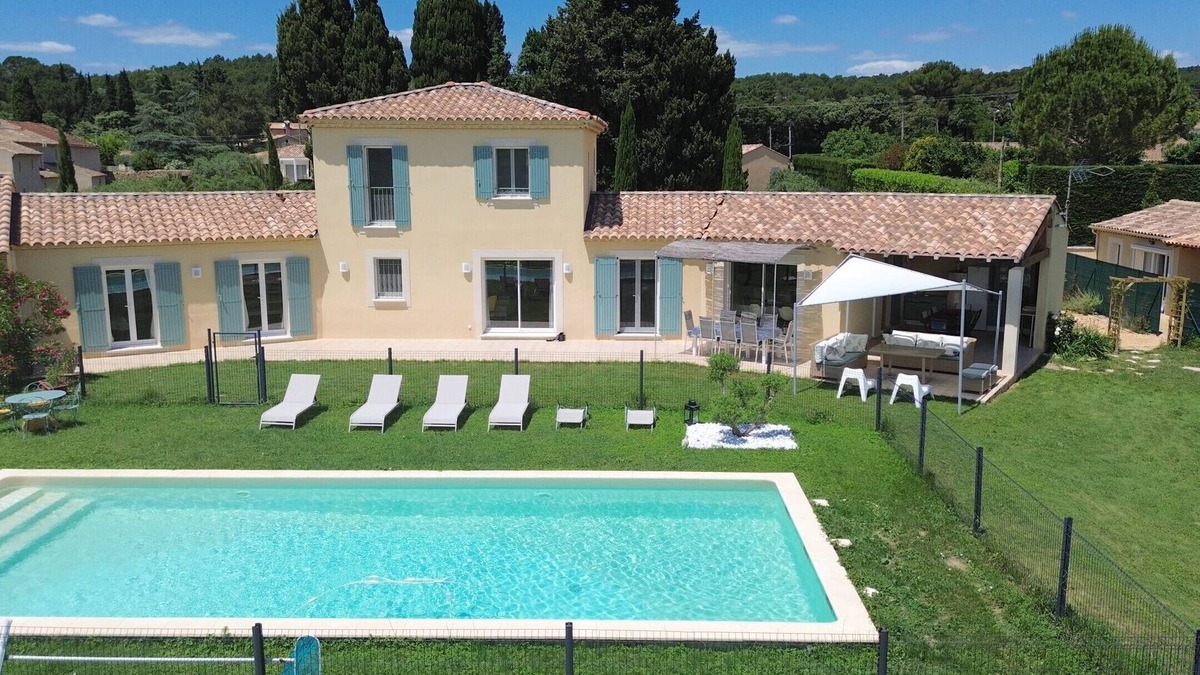 Piolenc Villa | Soleil de Provence is a beautiful holiday home with a fenced private pool