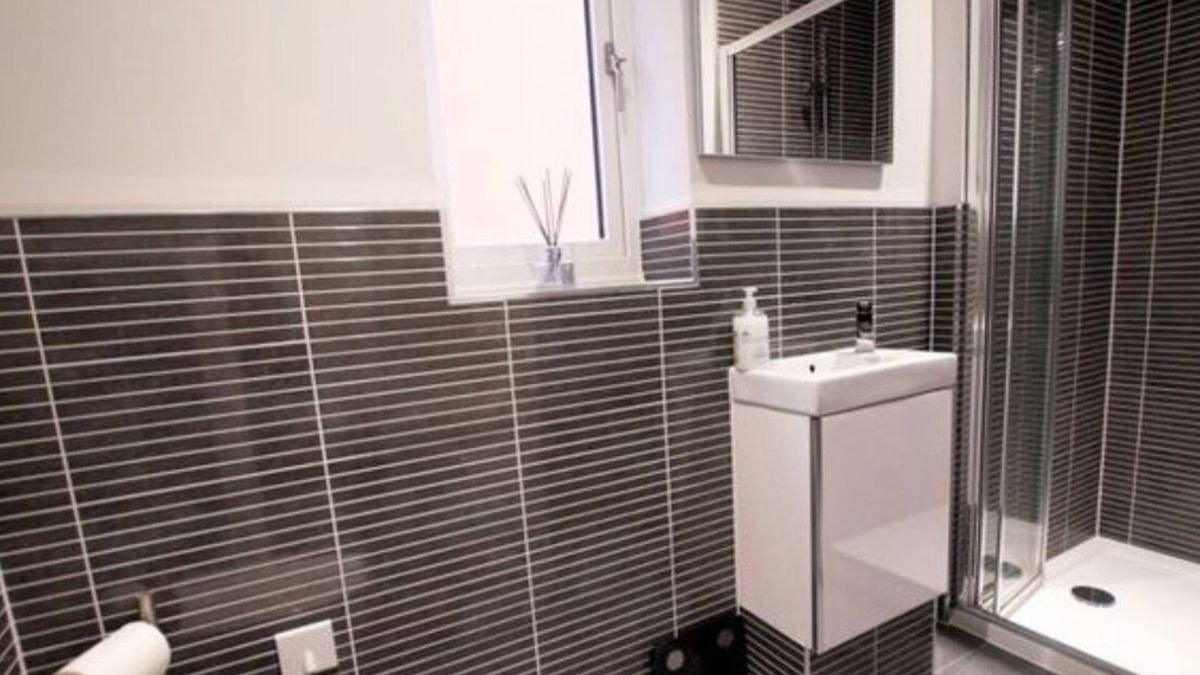Portsmouth House | Solent Heights Modern Luxury with Hot Tub & Garden Sleeps 8