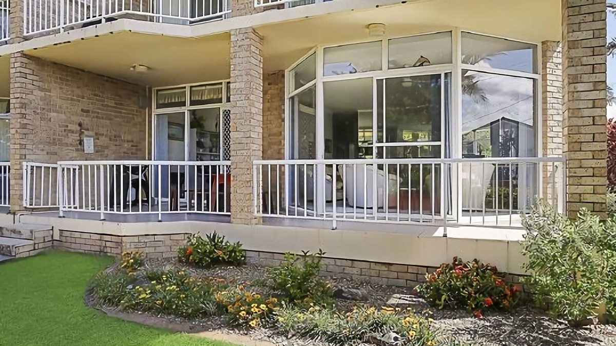 Sawtell Apartment | Solitaire 1 is a spacious two bedroom apartment in central Sawtell, walking distance to the beach