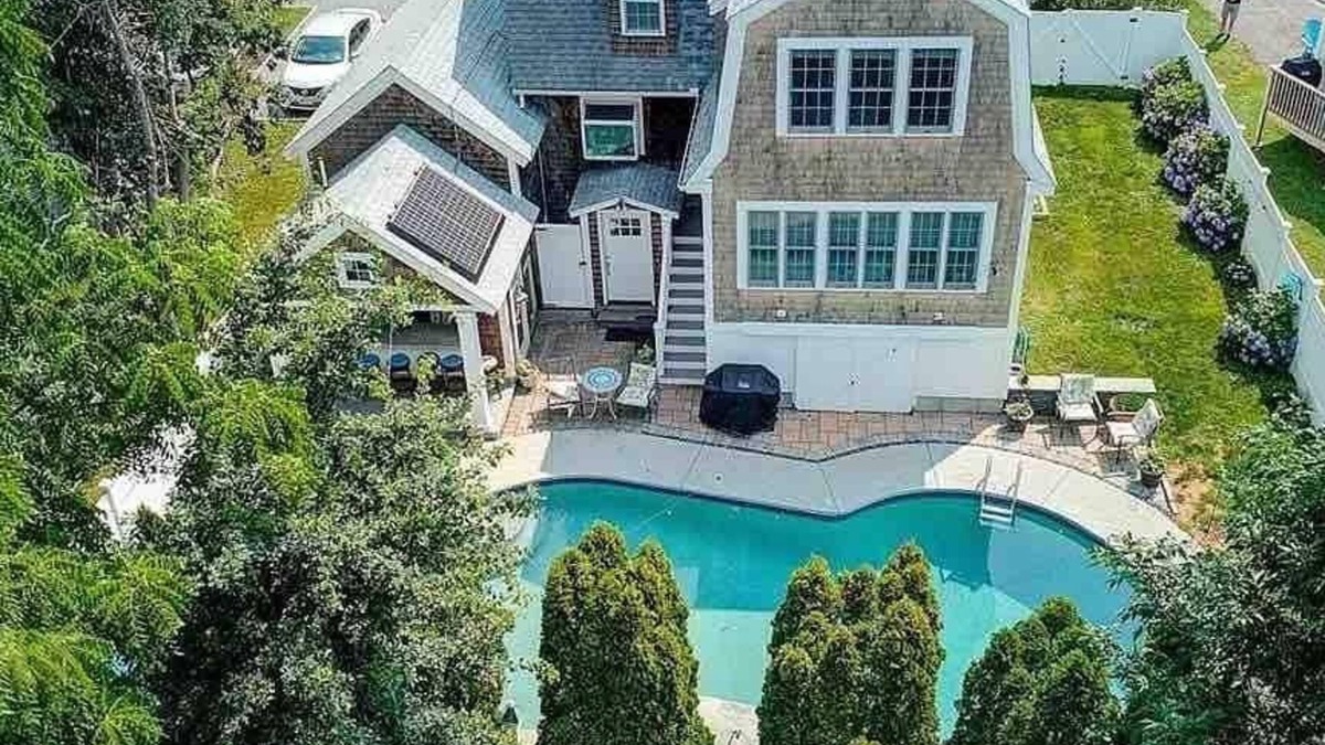 Newport East House | Solo Fish - Family home, walk to beach and pool!
