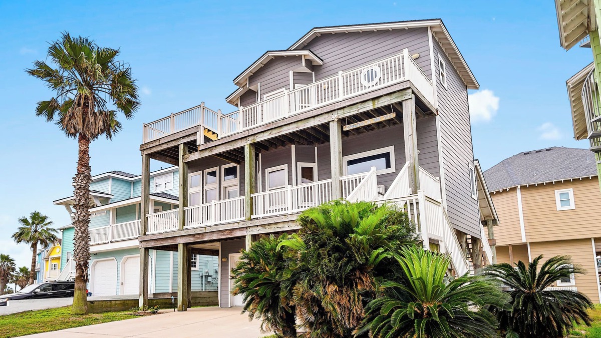 Sand Point House | Somewhere in the Sun. 3 story, 4 bed 3 bath Ocean & Pool views ! 2 Masters !