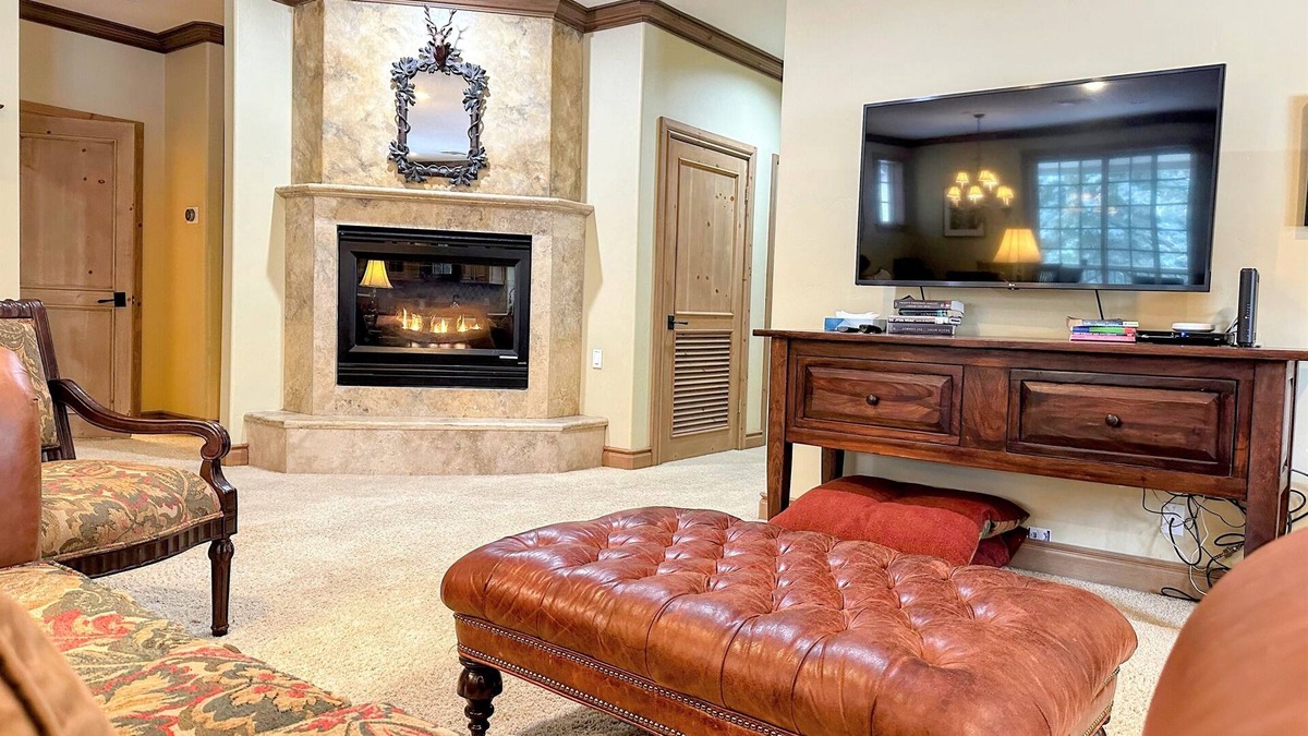 Mammoth Lakes Cabin | Sonenalp’s Charming Chalet: Luxury, Location & Relaxation Steps from Canyon