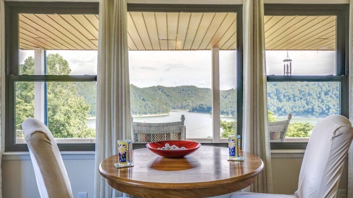 Sparta House | Songbird Manor (Panoramic Lake Views)