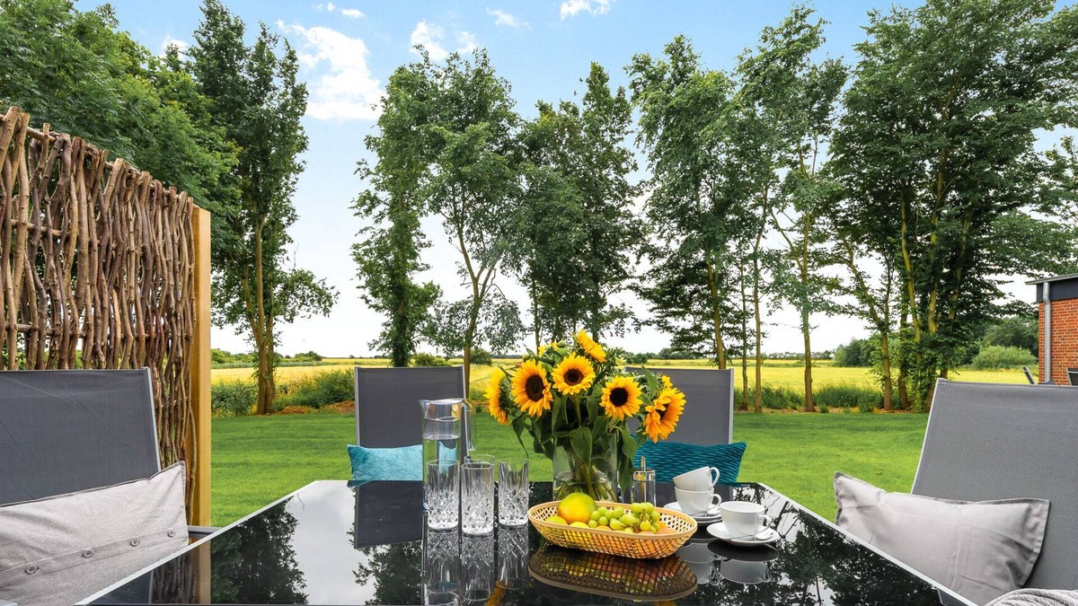 Emmelsbull Apartment | Sonnenfang - not far from Sylt, rural, idyllic, North Sea vacation, garden
