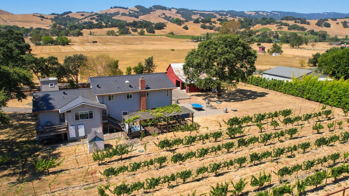 Sonoma House | Sonoma Vineyard Escape - Family home w/Hot Tub