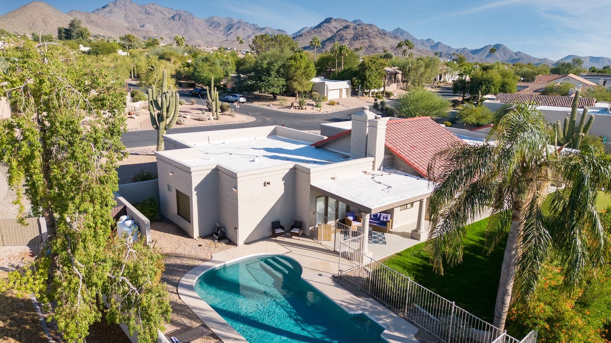 Pinnacle Peak Shadows Villa | Sonoran Sunshine by AvantStay | Entertainers Wonderland w/Putting Green & Pool