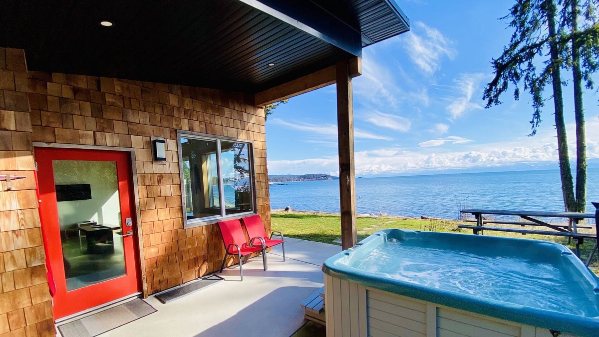 Sooke Cabin | Sooke Oceanfront with hot tub and King bed!