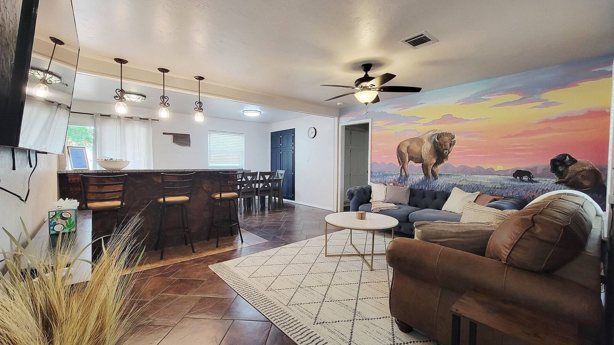 Norman House | Sooner Sunrise- 1.3 miles to OU with hot tub!