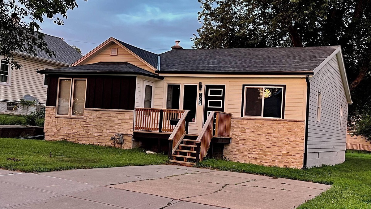 Omaha House | Soothing 2-bedroom house with AC in Omaha