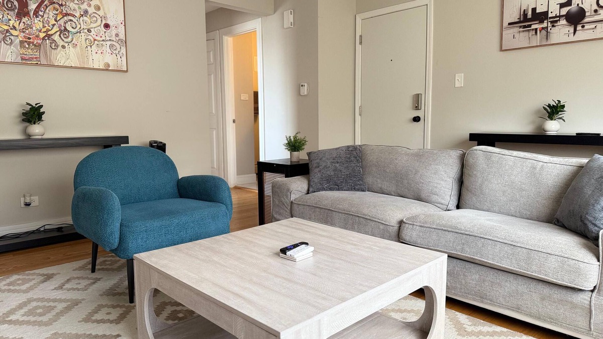 Des Plaines Apartment | Soothing 2-bedroom apartment with AC in Des Plaines