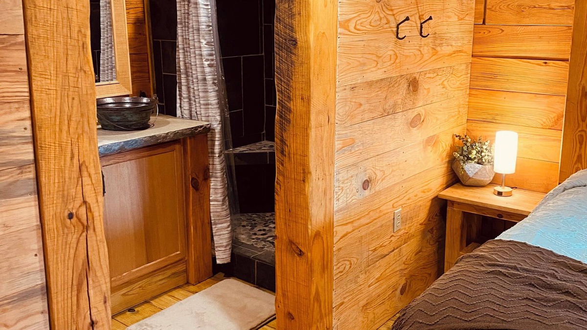 Eureka Springs Cabin | Soothing LOG CABIN in charming Eureka Springs