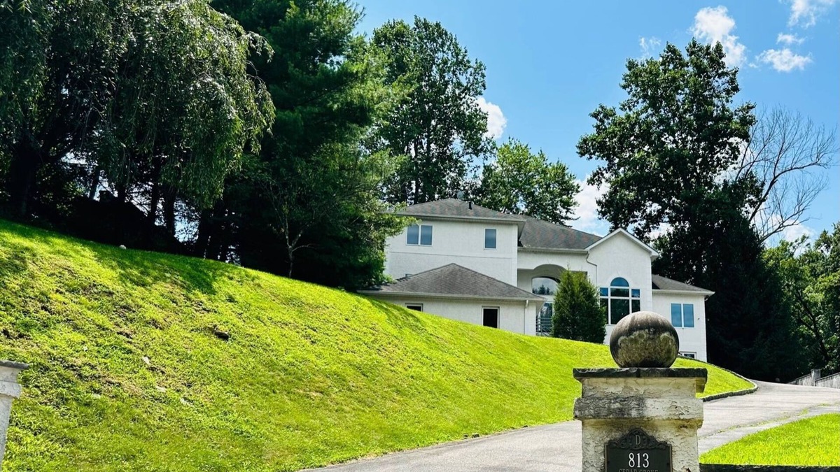 Broomall Apartment | Sophia's MANOR C at the quiet & peaceful suburb