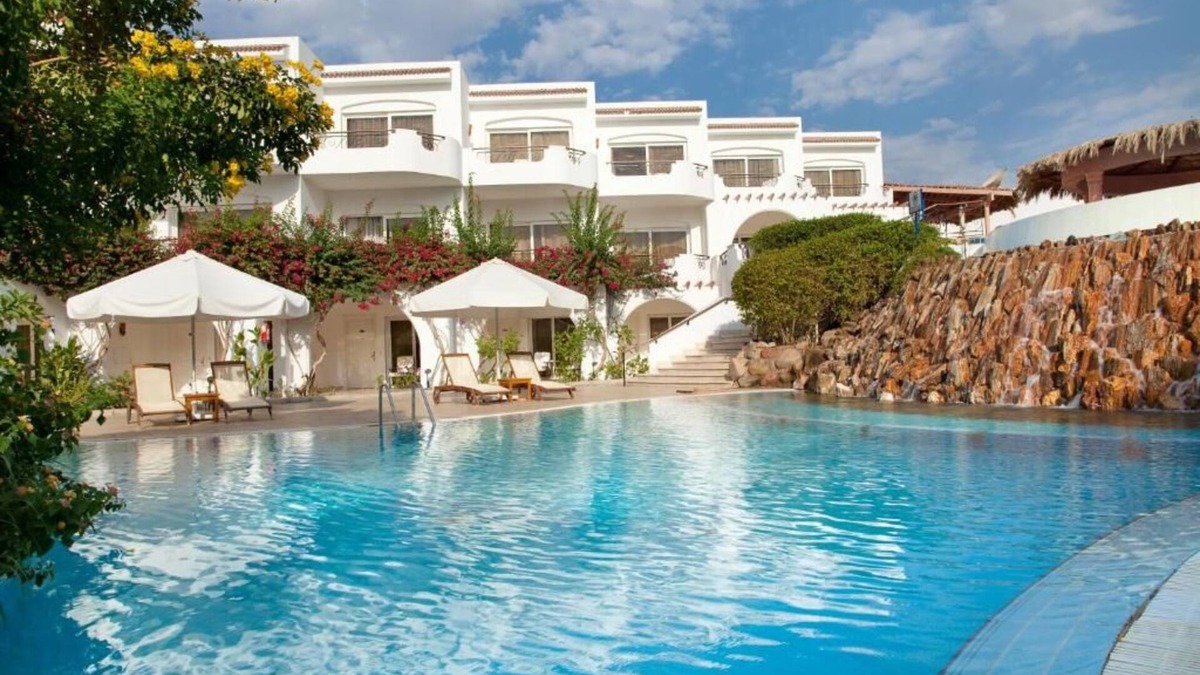 Ras Umm Sid Hotel | Sophisticated Adults-Only Oasis with Beach Access & Onsite Activities l 2 Rooms