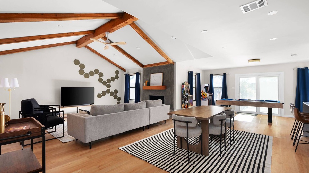 West Oak Hill House | Sophisticated 5BR w/Spa, Fire Pit & Parking