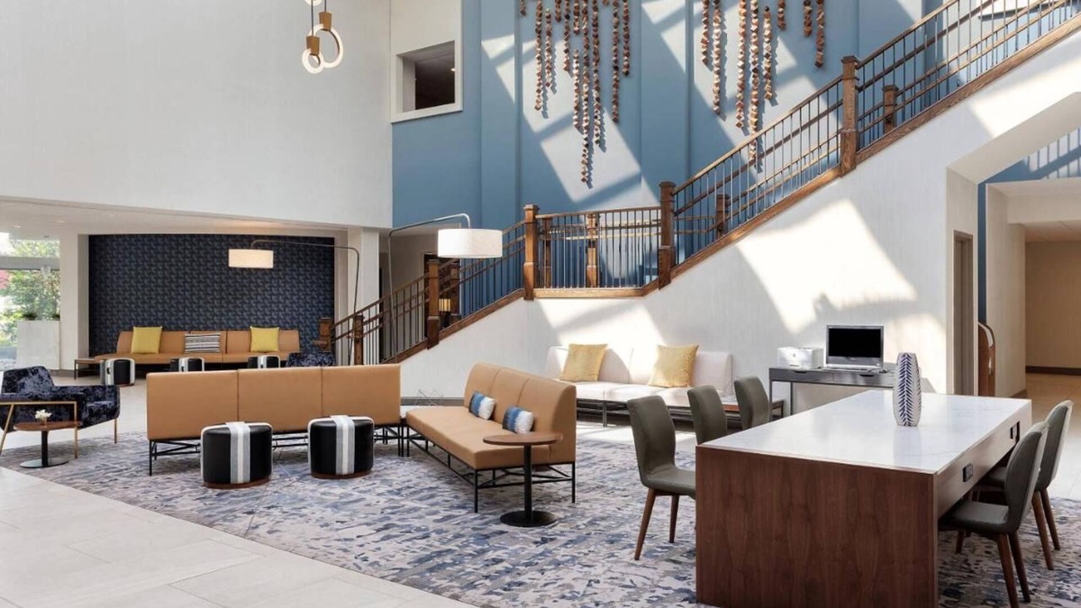 Iselin House | Sophisticated Hotel with Spacious Rooms & Complimentary Shuttle Service