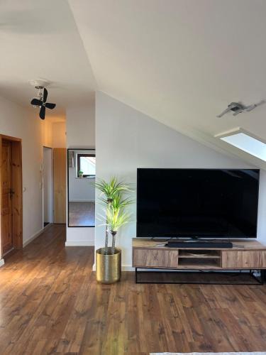 Ebersberg District Apartment | Sorglos in Poing - Oktoberfest, Messe München, Flughafen, Therme Erding
