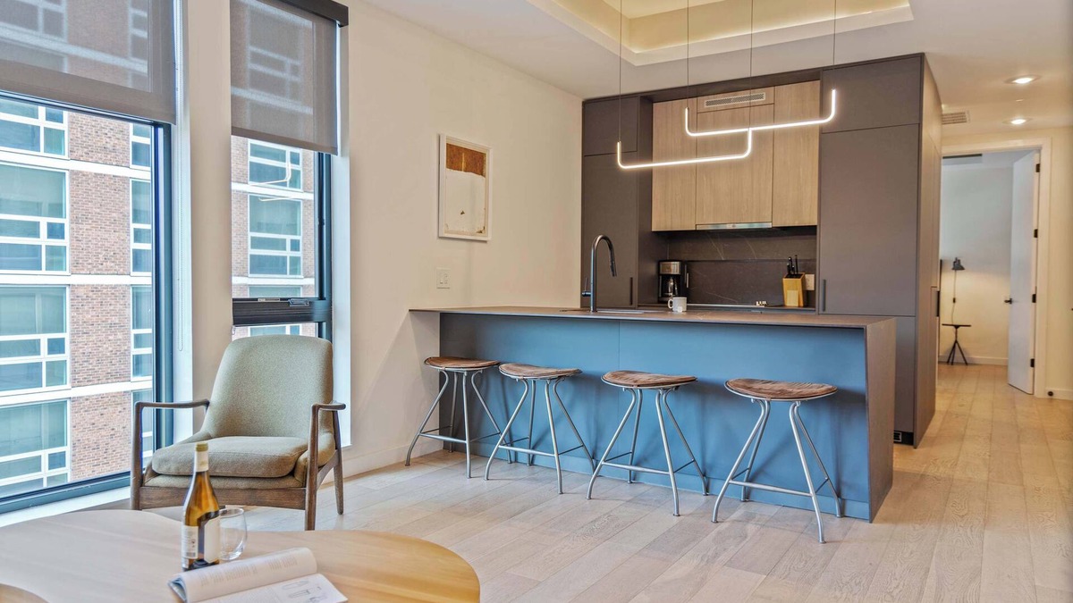 Logan Square Apartment | Sosuite | 1BR Apt w Roof Deck, Gym, Laundry