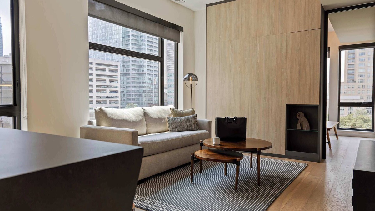 Logan Square Apartment | Sosuite | Corner 1BR Apt w Roof Deck, Gym, Laundry