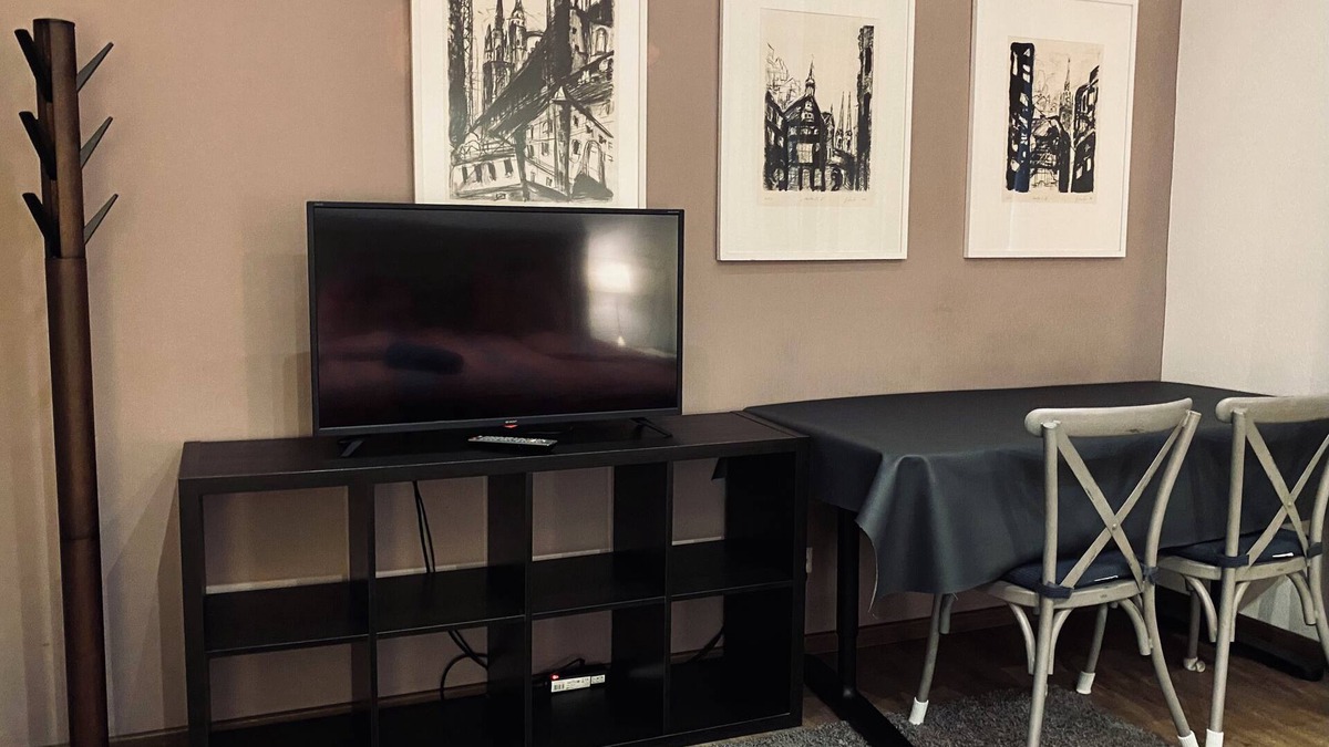 Giebichenstein Apartment | Sought-after residential area: 2 rooms, 4 beds, garden