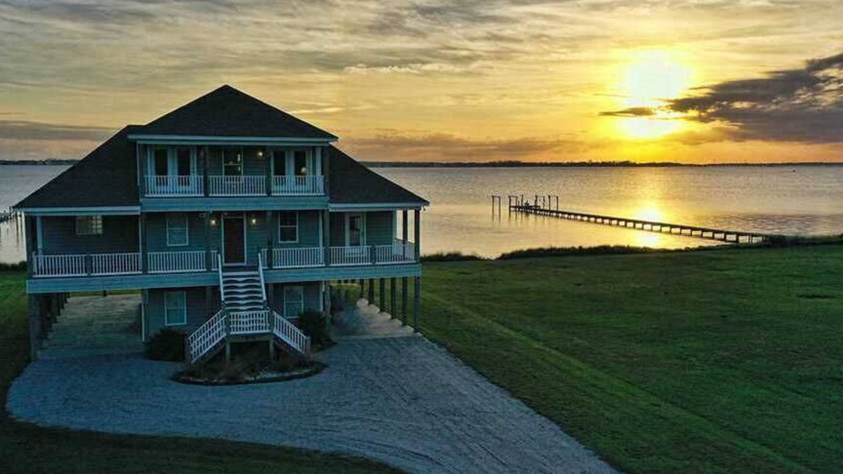 Gloucester House | Sound Front, Pet Friendly House with Boat Lift (Dolphin Lookout)