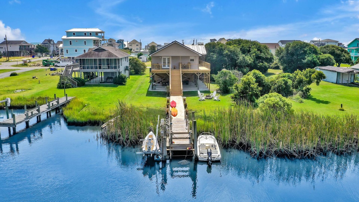 North Topsail Beach Cottage | Sound front cottage- Sunsets, private dock & 2 min walk to beach-New to market