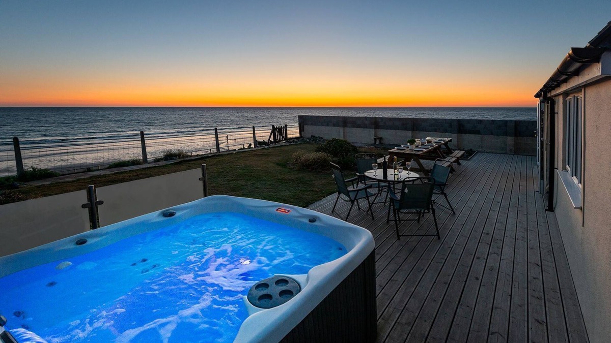 Tywyn House | Sound of the Sea, beachfront Bungalow with hot tub, in Tywyn