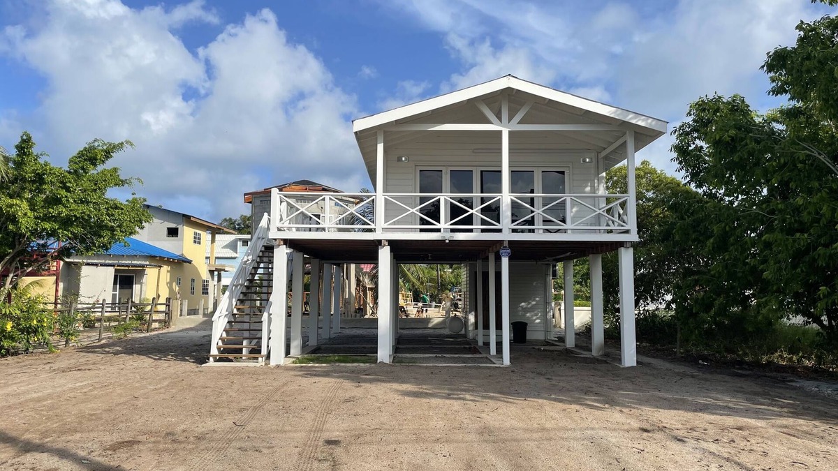 Placencia House | Sound of The Sea-walking distance to everything
